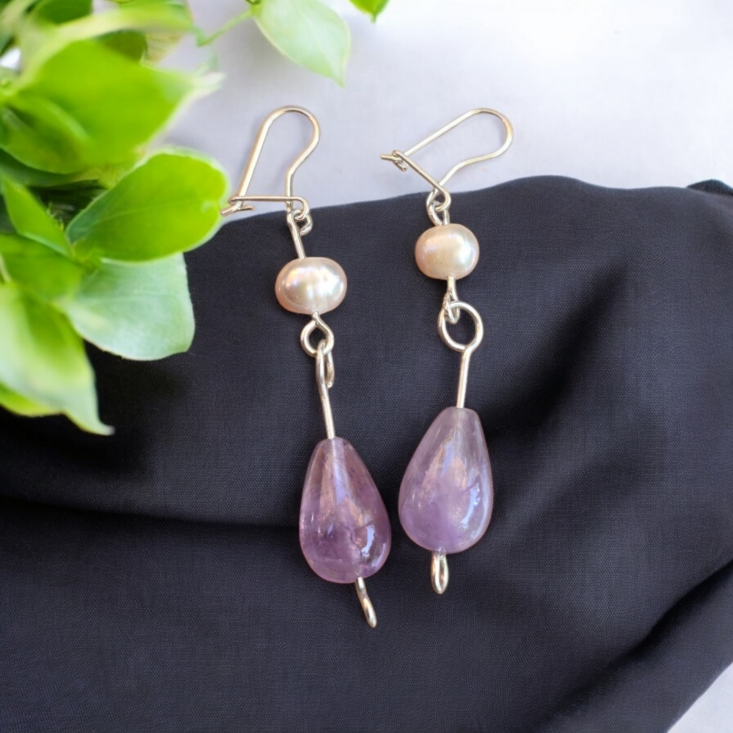 Aros largos de amatista y perla de río plata 950