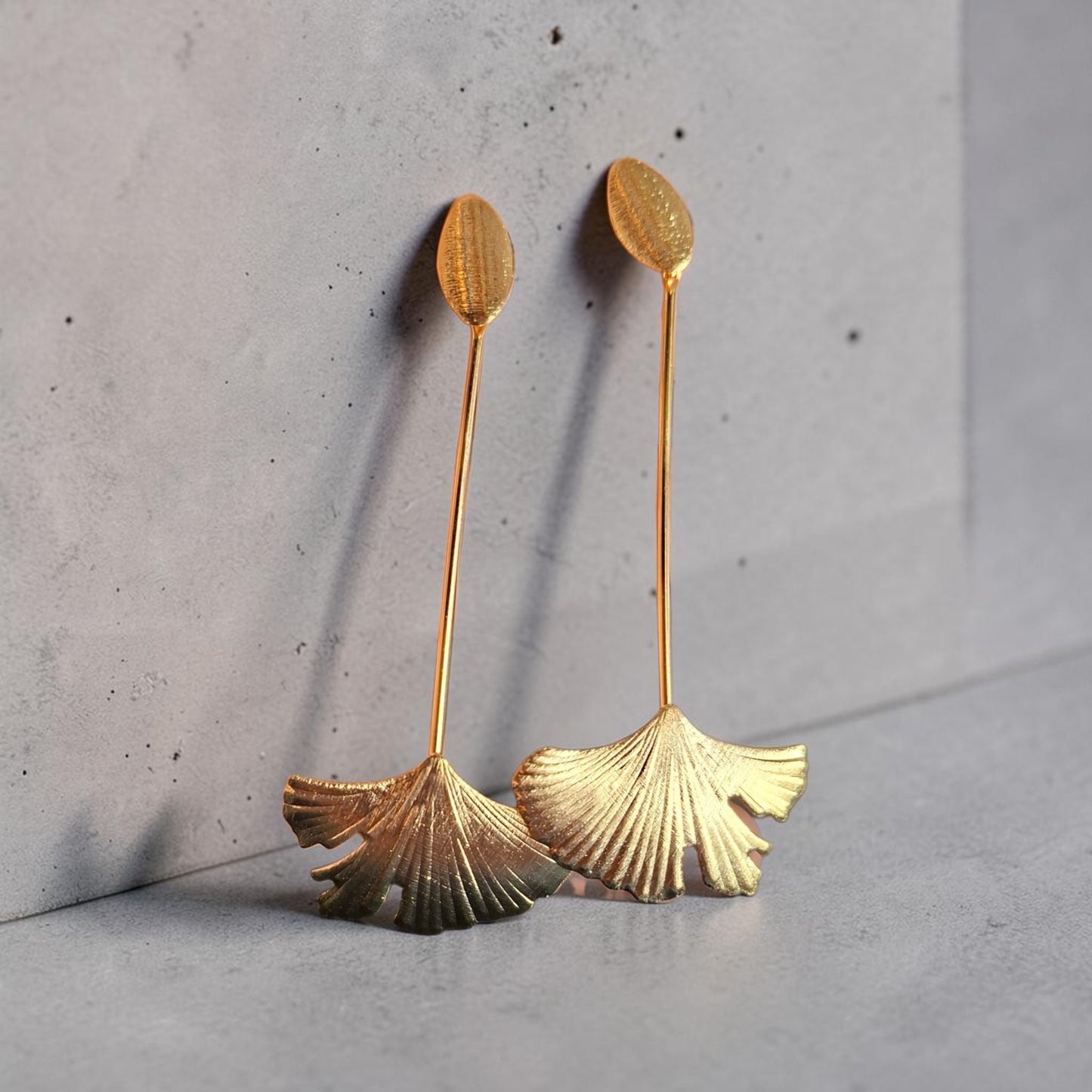 Aros bañados en oro con hoja de Ginkgo largos