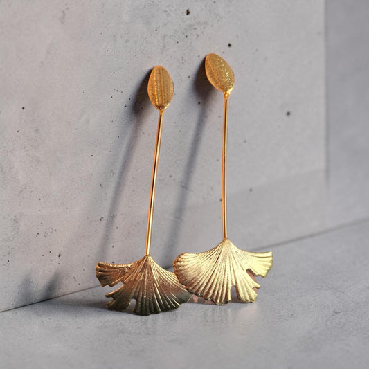 Aros bañados en oro con hoja de Ginkgo largos